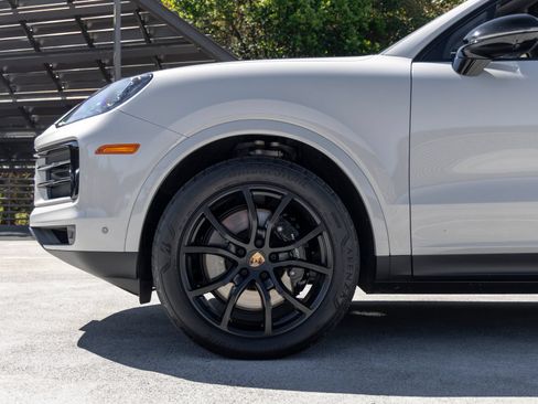 Certified 2025 Porsche Cayenne AWD/4WD image 13