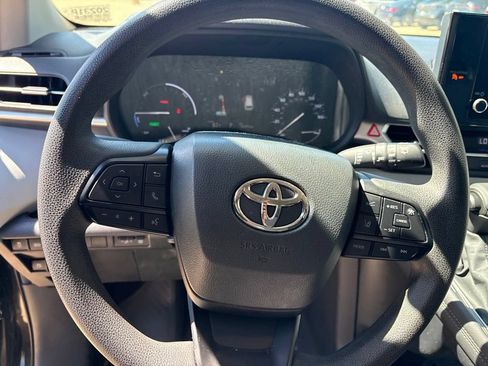 Used 2025 Toyota Sienna LE FWD image 16