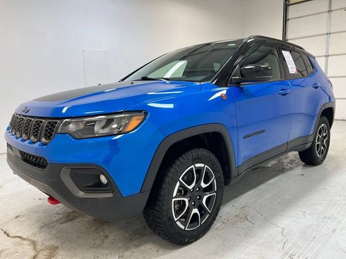 Used 2024 Jeep Compass Trailhawk AWD/4WD image 12