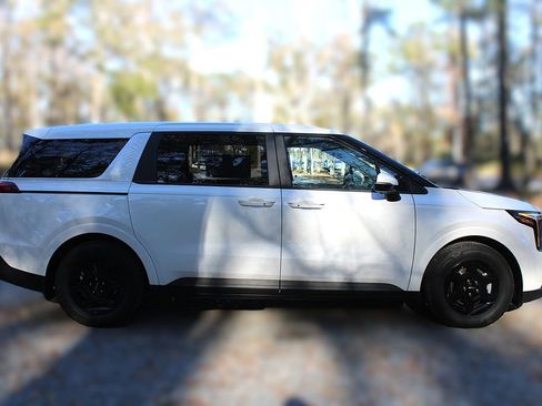 New 2026 Kia Carnival FWD image 17