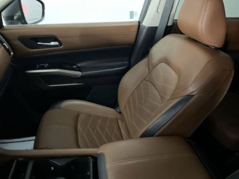 Certified 2024 Nissan Pathfinder Platinum w/ Cargo Package AWD/4WD image 11