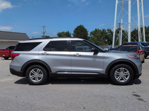 Used 2021 Ford Explorer XLT RWD image 2