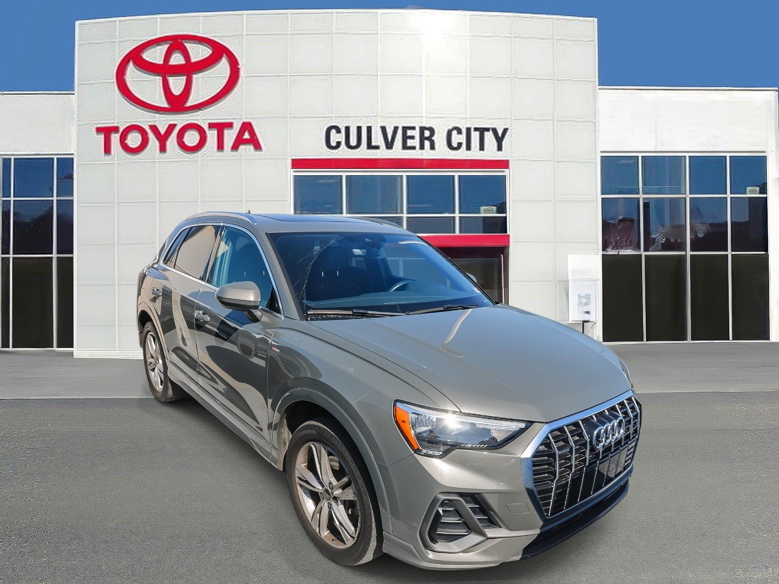 Used 2020 Audi Q3 2.0T Premium w/ Convenience Package AWD/4WD image 1