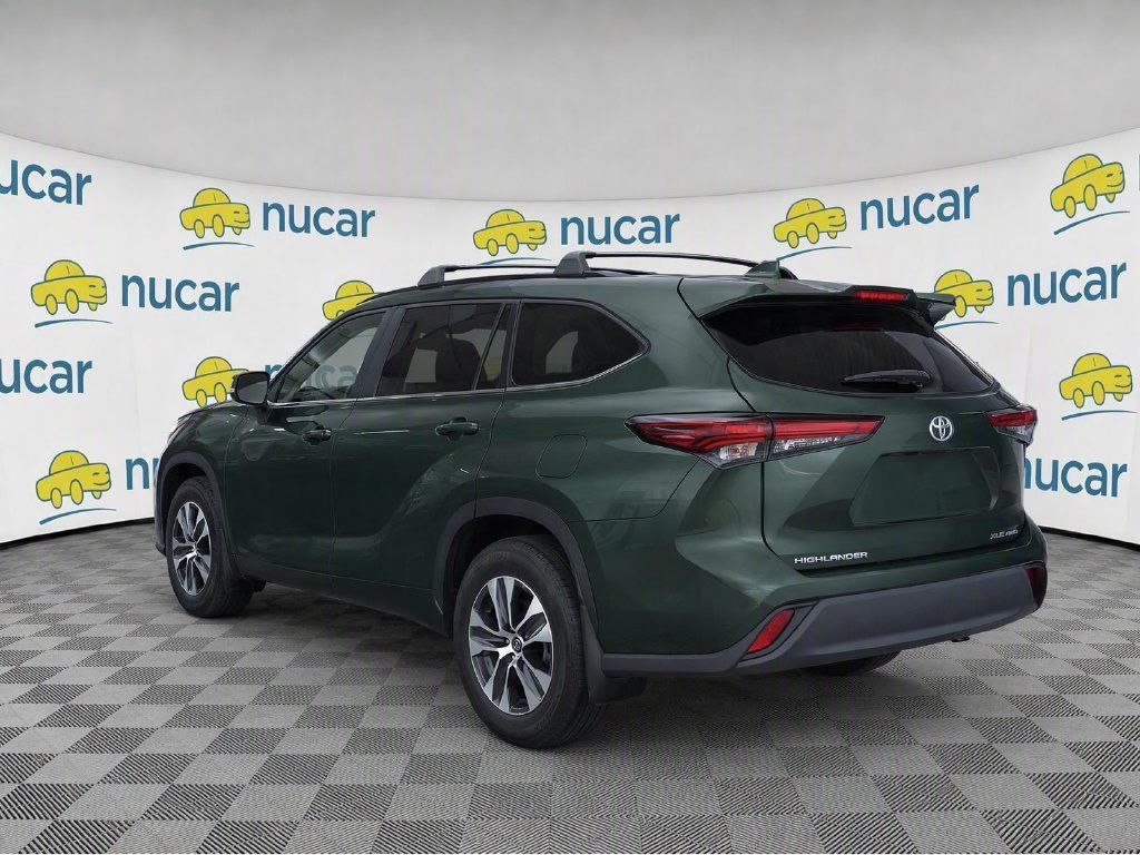 Used 2023 Toyota Highlander XLE AWD/4WD image 3
