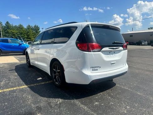 Used 2018 Chrysler Pacifica Touring-L w/ Advanced Safetytec Group FWD image 5