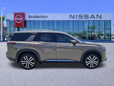 Certified 2025 Nissan Pathfinder Platinum AWD/4WD image 4