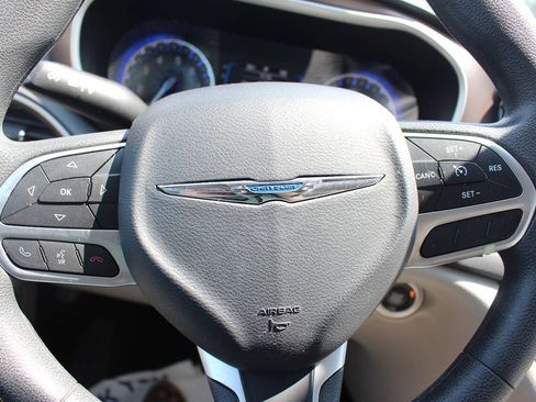 Used 2017 Chrysler Pacifica Touring FWD image 11