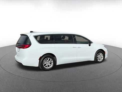 Used 2025 Chrysler Pacifica Select image 8