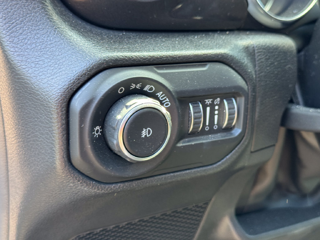 Used 2022 Jeep Wrangler Unlimited Sahara AWD/4WD image 23