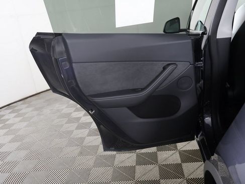 Used 2024 Tesla Model Y Long Range AWD/4WD image 28
