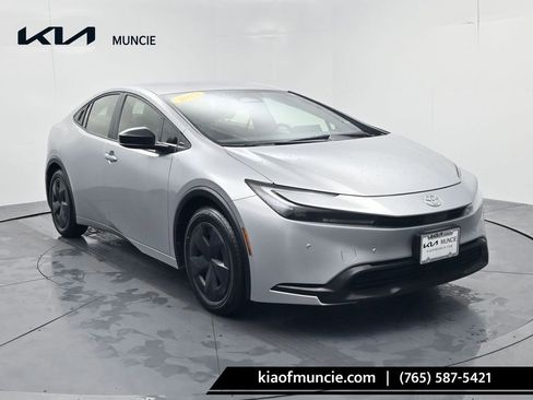 Used 2025 Toyota Prius LE image 1