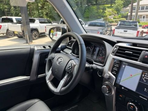Used 2020 Toyota 4Runner SR5 Premium w/ Moonroof Package AWD/4WD image 94