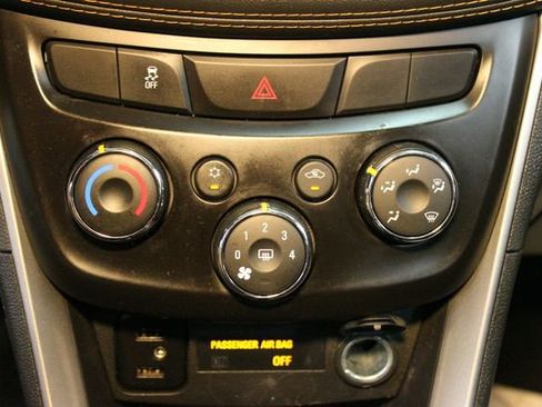 Used 2020 Chevrolet Trax LT w/ LT Convenience Package FWD image 25