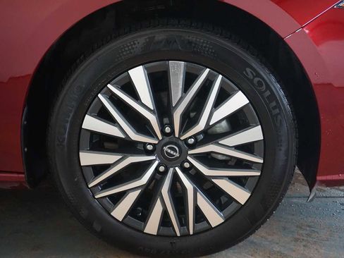 Used 2024 Nissan Altima 2.5 SV image 12