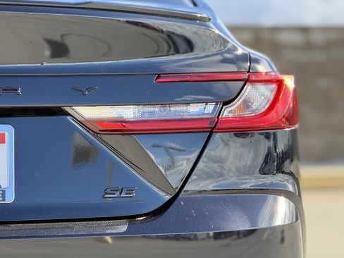 Used 2025 Toyota Camry SE w/ Convenience Package image 12