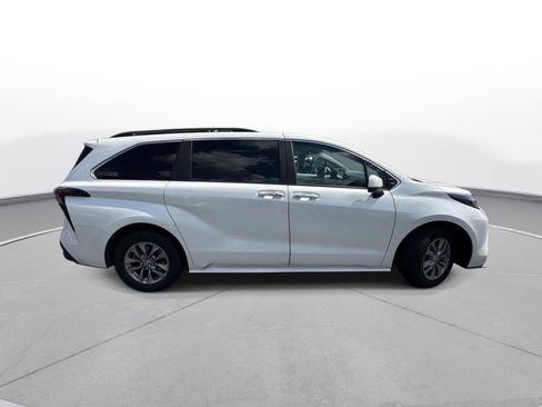 Used 2025 Toyota Sienna XLE FWD image 5