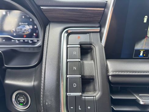 Certified 2023 Chevrolet Suburban Z71 w/ Luxury Package AWD/4WD image 18
