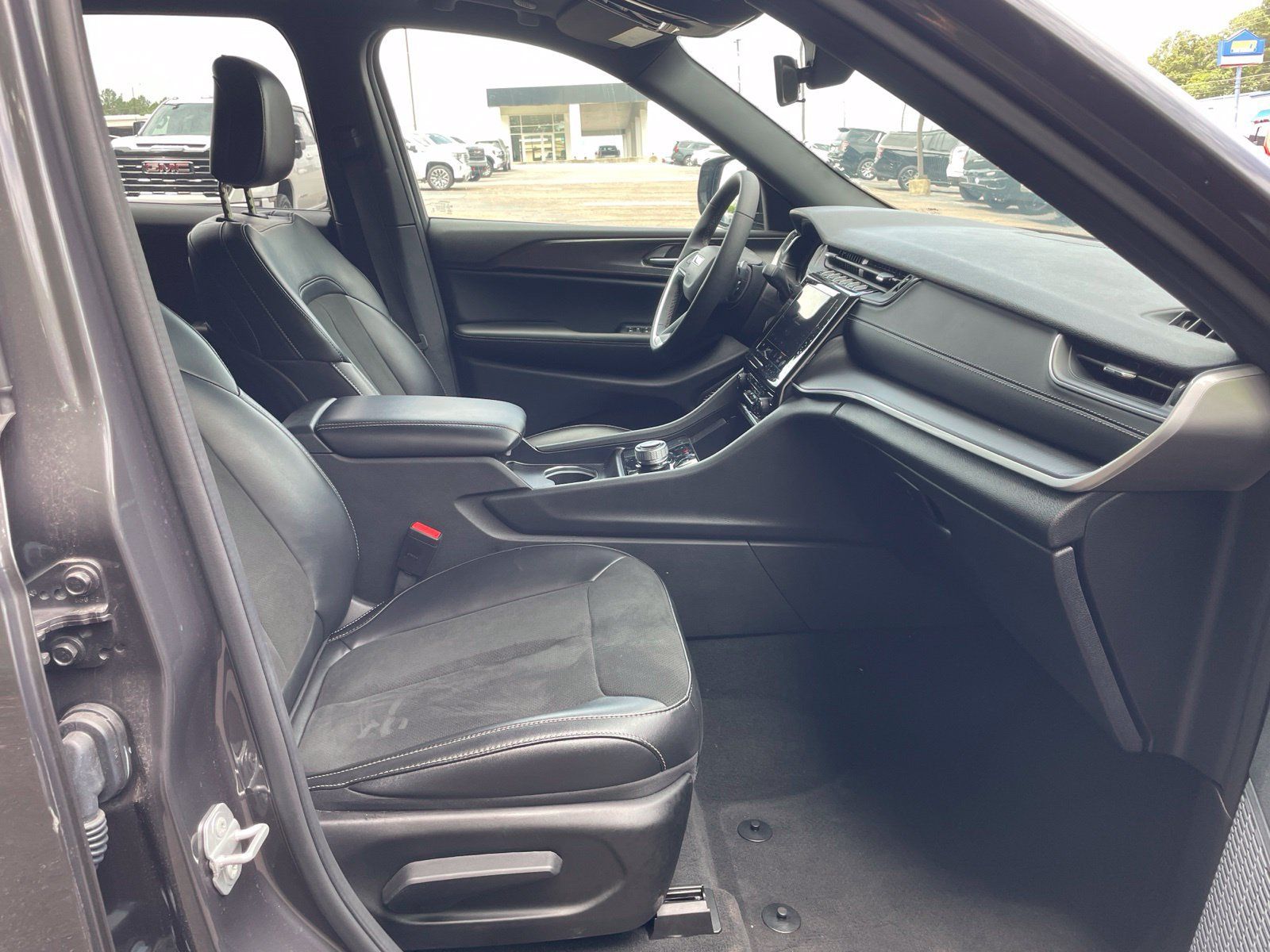 Used 2025 Jeep Grand Cherokee Altitude RWD image 32
