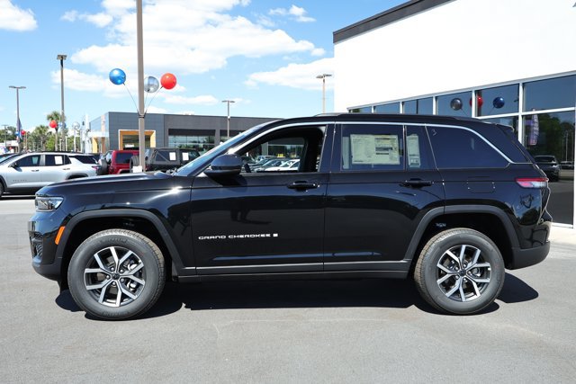 New 2027 Jeep Grand Cherokee Laredo RWD image 9