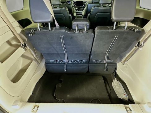 Certified 2024 Chrysler Pacifica Touring-L image 36