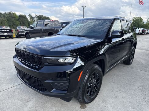 New 2025 Jeep Grand Cherokee Altitude image 3