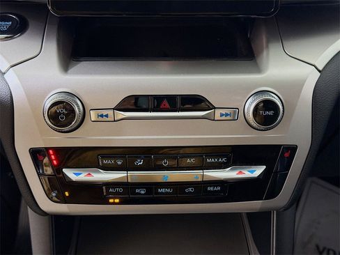 Used 2022 Ford Explorer XLT w/ Equipment Group 202A image 18