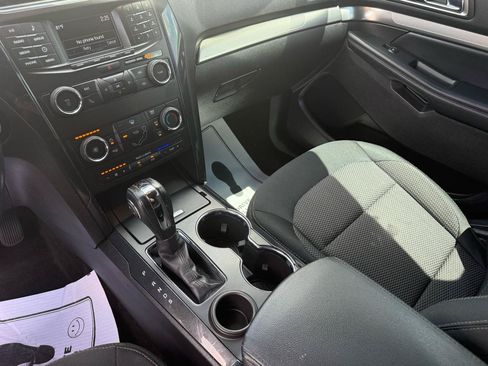 Used 2018 Ford Explorer XLT FWD image 8