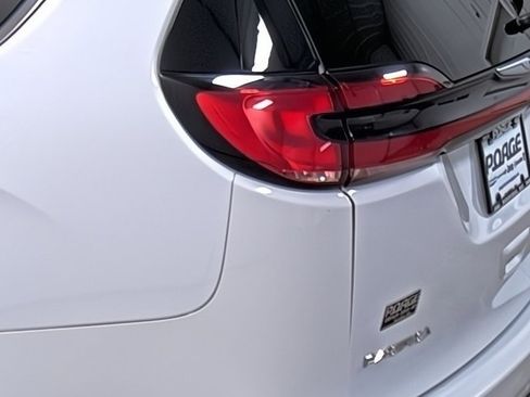 Used 2022 Chrysler Pacifica Touring-L w/ Uconnect Theater Family Group image 10