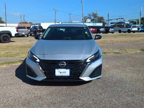 Used 2024 Nissan Altima 2.5 SV image 3