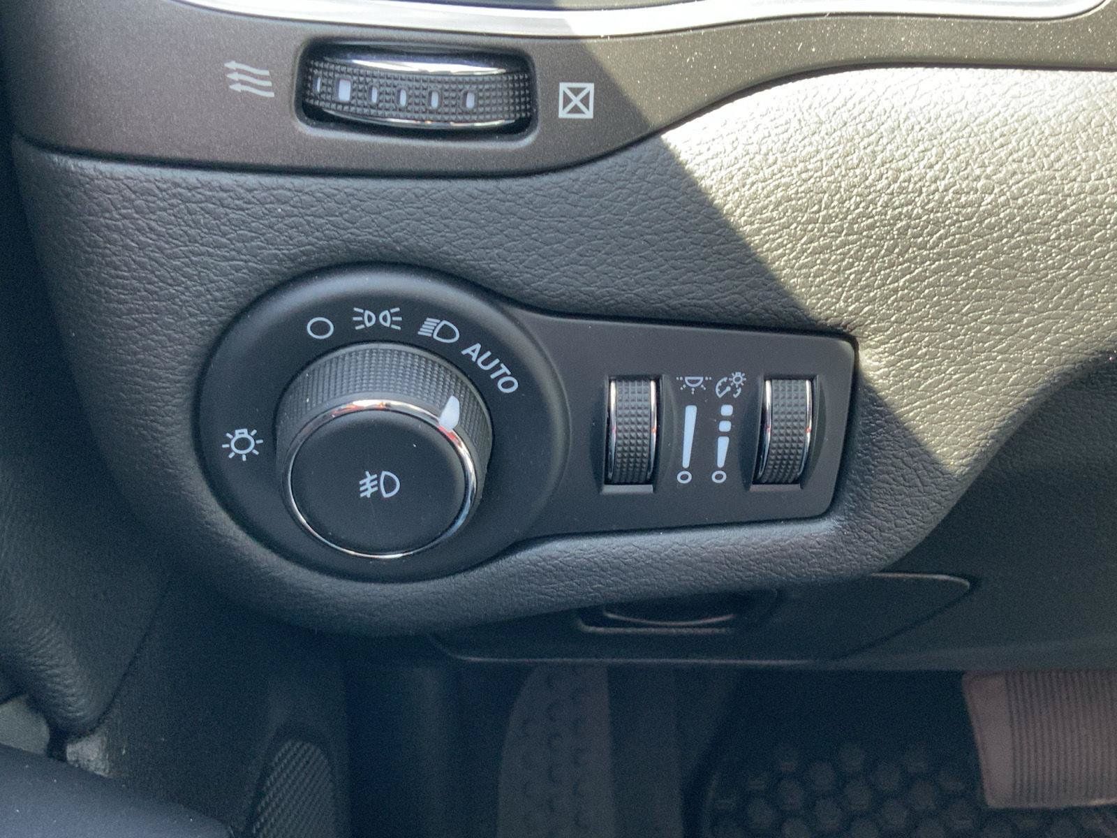 Used 2022 Jeep Cherokee Trailhawk AWD/4WD image 27