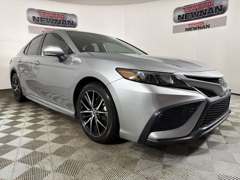 Used 2023 Toyota Camry SE FWD image 1