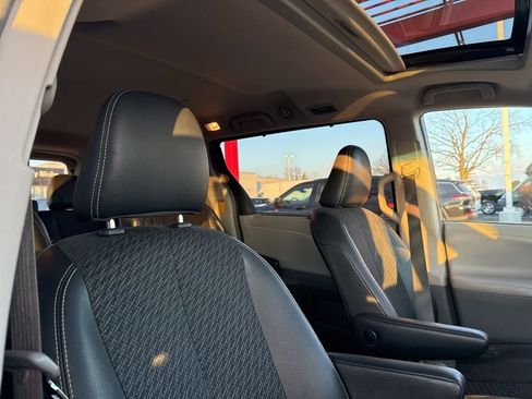 Used 2014 Toyota Sienna SE image 32