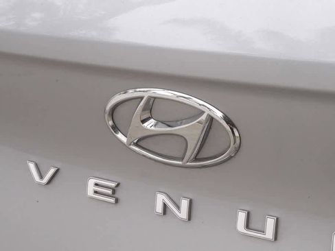 Used 2022 Hyundai Venue SE image 11
