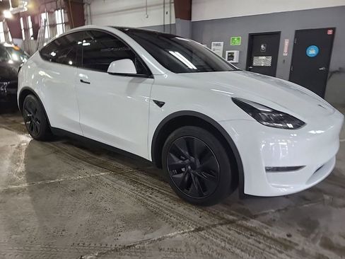 Used 2024 Tesla Model Y Long Range RWD image 2