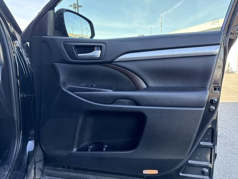 Used 2019 Toyota Highlander XLE image 27