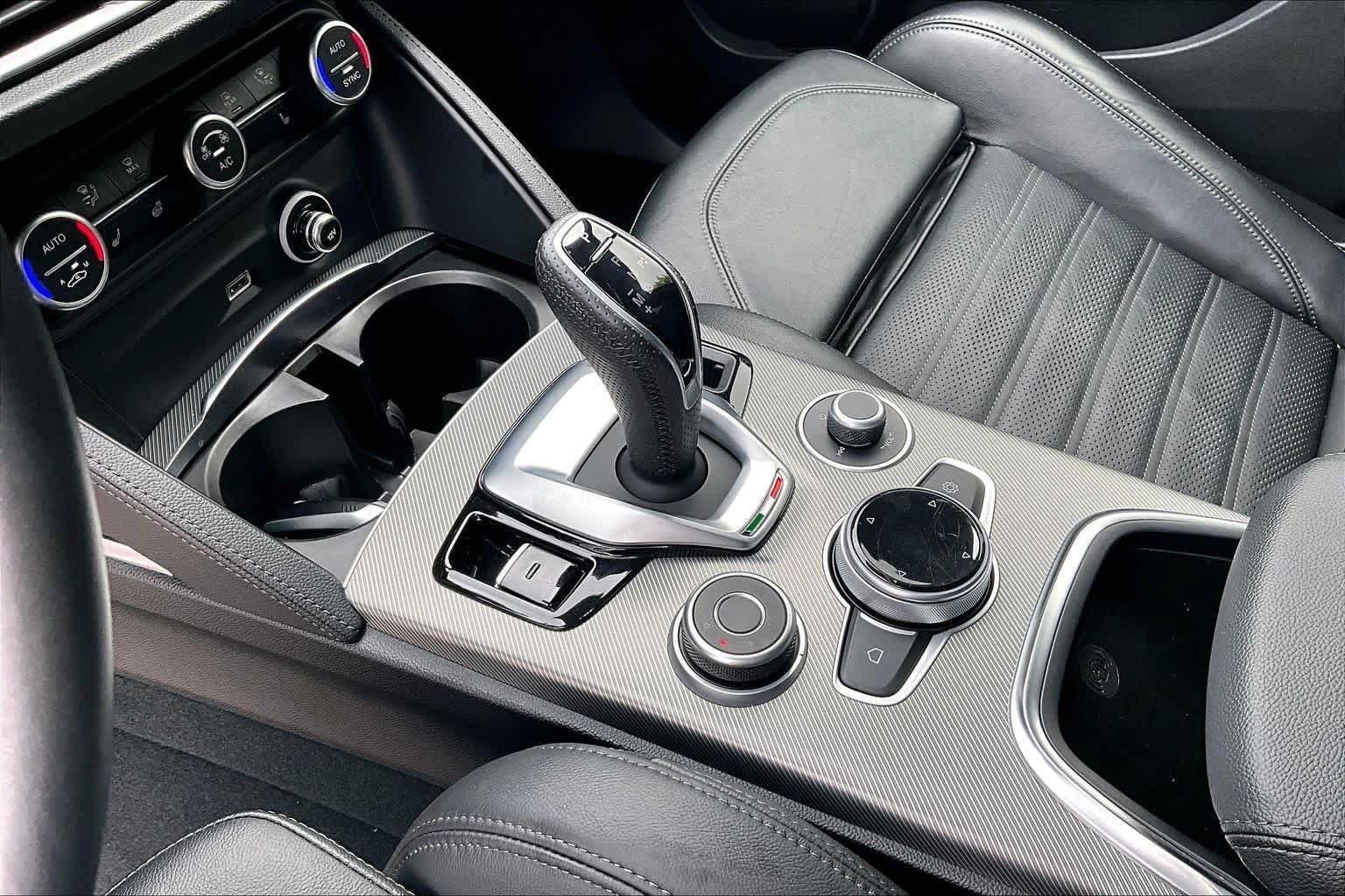 Used 2023 Alfa Romeo Stelvio Veloce AWD/4WD image 32