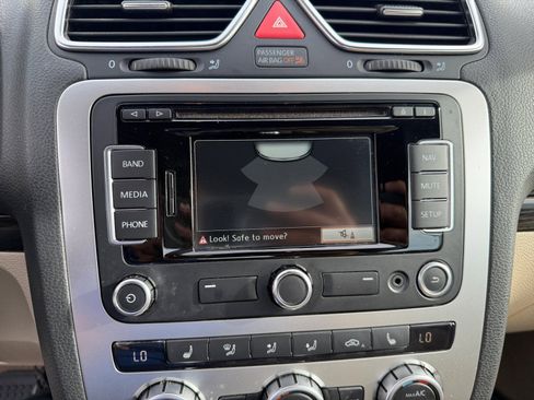 Used 2013 Volkswagen Eos Lux FWD image 22