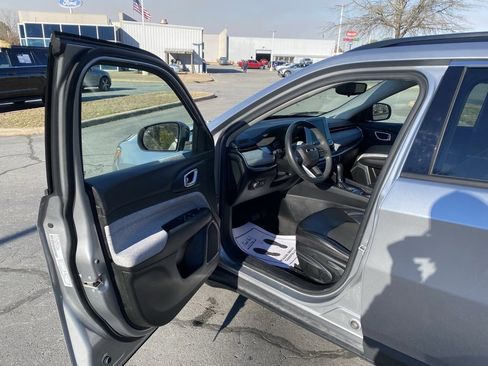 Used 2022 Jeep Compass Latitude image 10