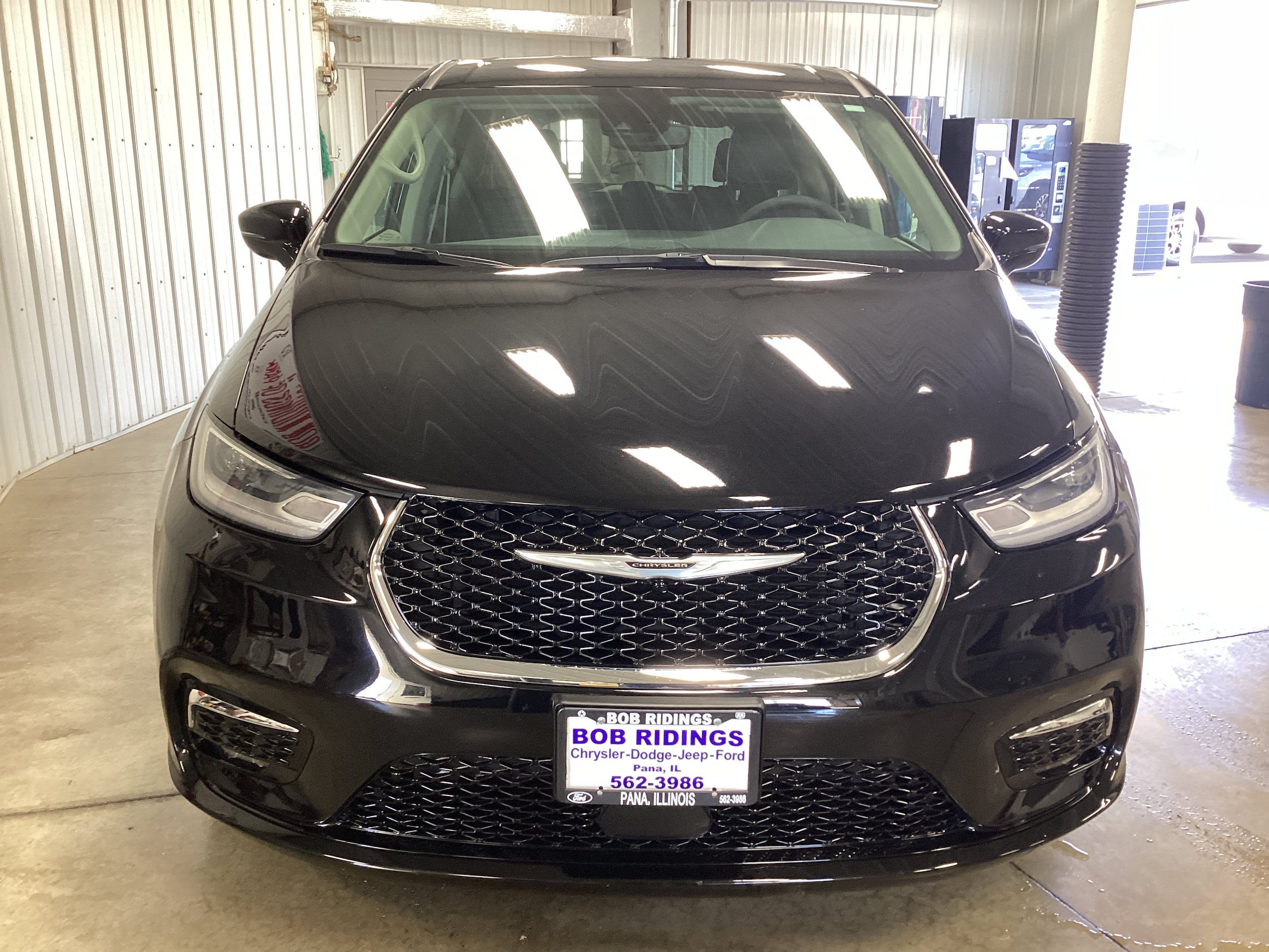 Used 2024 Chrysler Pacifica Touring-L AWD/4WD image 9