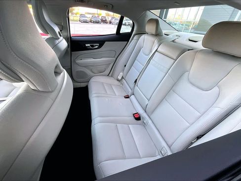 Used 2020 Volvo S60 T5 Momentum image 19