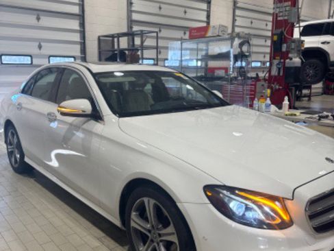 Used 2018 Mercedes-Benz E 300 4MATIC image 2