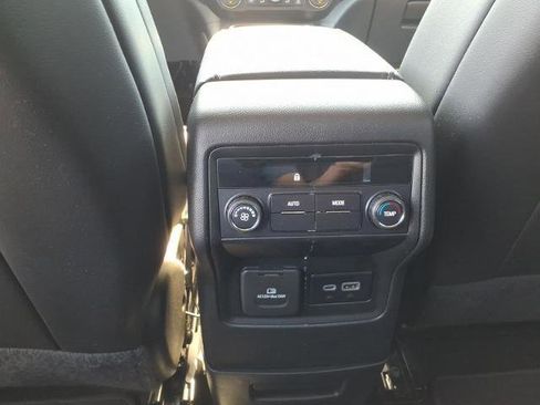 Certified 2023 GMC Acadia SLT AWD/4WD image 17