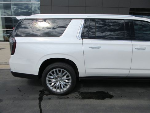 Used 2025 Chevrolet Suburban High Country AWD/4WD image 12