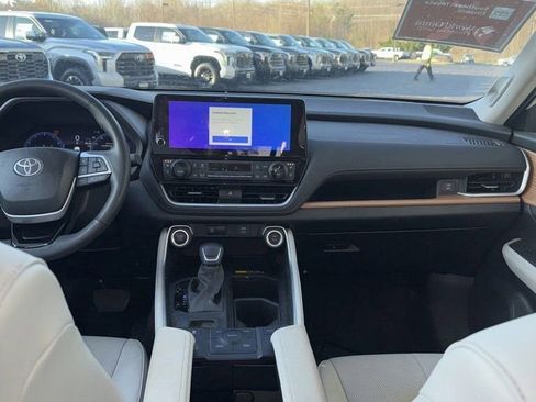 Used 2024 Toyota Grand Highlander Limited image 15