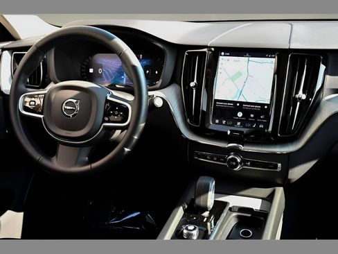 Used 2025 Volvo XC60 B5 Plus AWD/4WD image 17