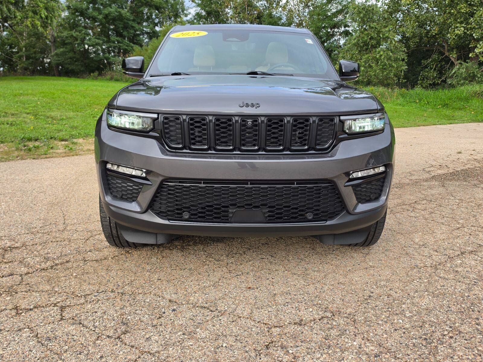 Used 2025 Jeep Grand Cherokee Limited w/ Luxury Tech Group II AWD/4WD image 9