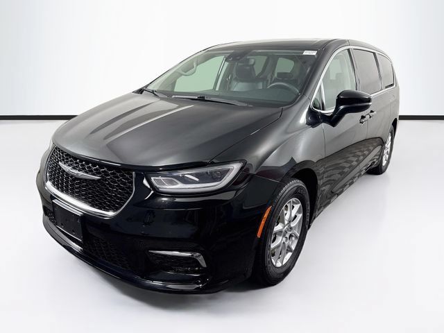 Used 2023 Chrysler Pacifica Touring-L FWD image 3