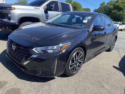 Used 2025 Nissan Sentra SR FWD image 2