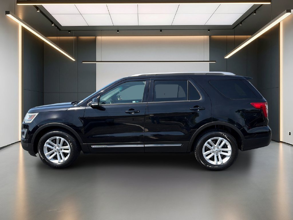 Used 2016 Ford Explorer XLT w/ Equipment Group 202A FWD image 2