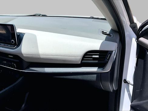 Certified 2025 Nissan Rogue SV FWD image 17